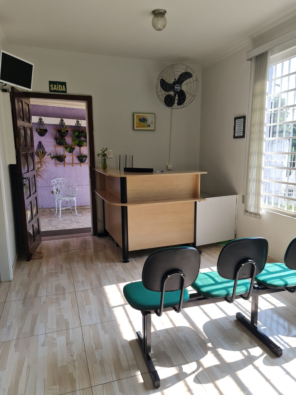 Recepção profissional com balcão e área de espera