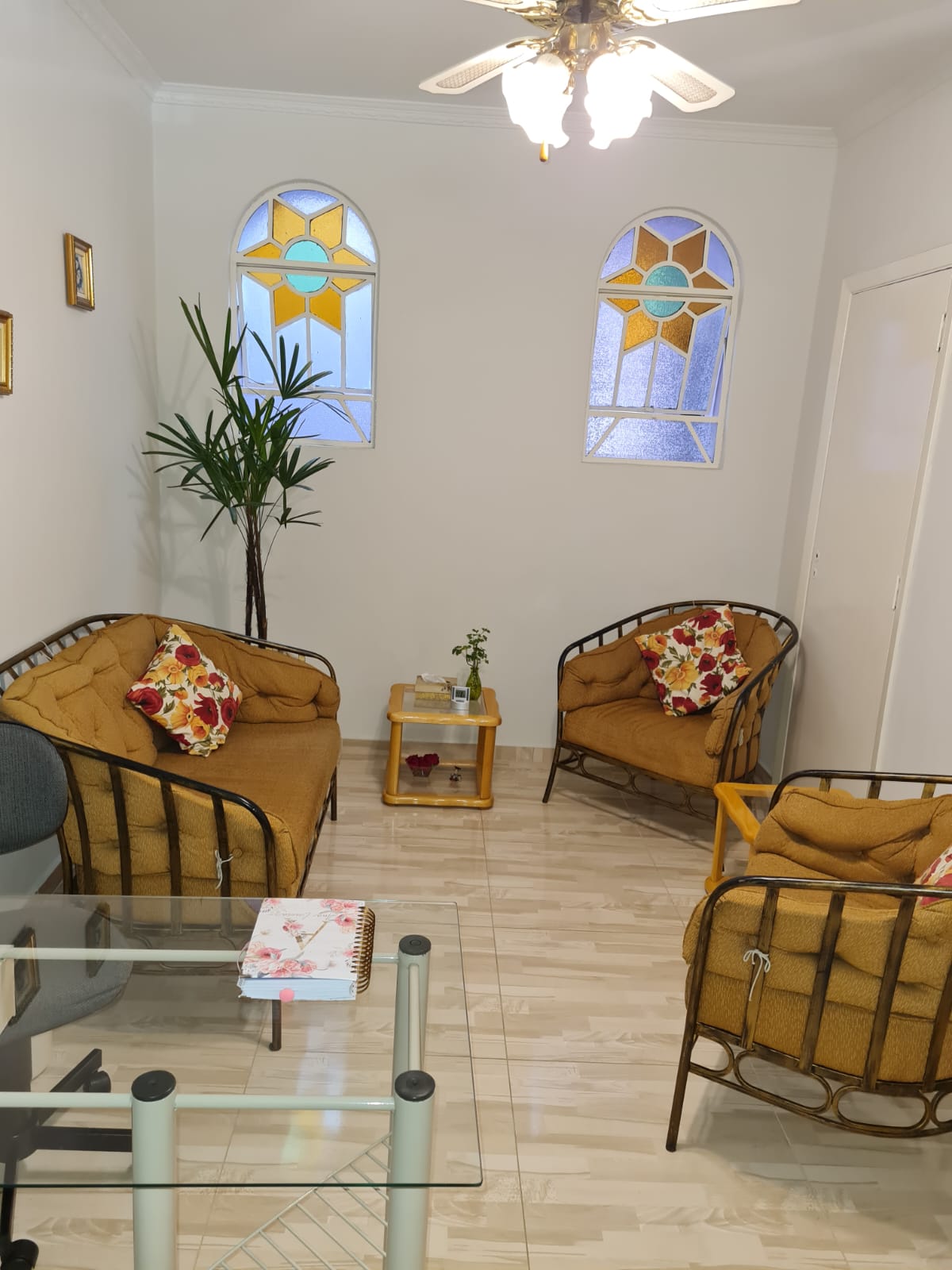 Consultório moderno e profissional com poltronas elegantes e vitrais decorativos